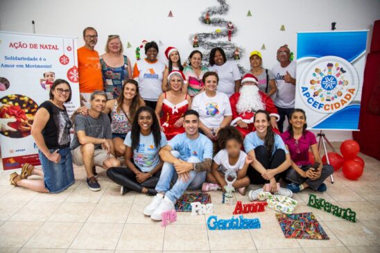 Apcef Cidadã entrega kits de Natal para crianças no clube