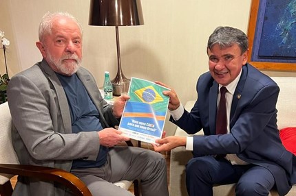 Fenae entrega documento ao presidente Lula sobre situação da Caixa
