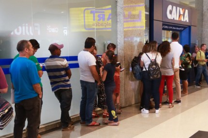 Caixa anuncia concurso e Fenae avalia insuficiência para suprir déficit de empregados