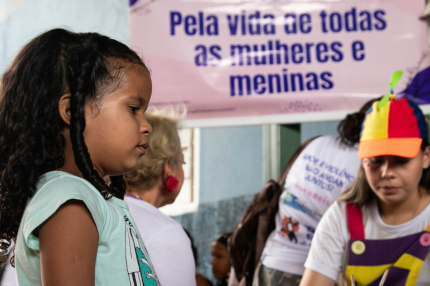 Fenae leva diversão para crianças de Samambaia