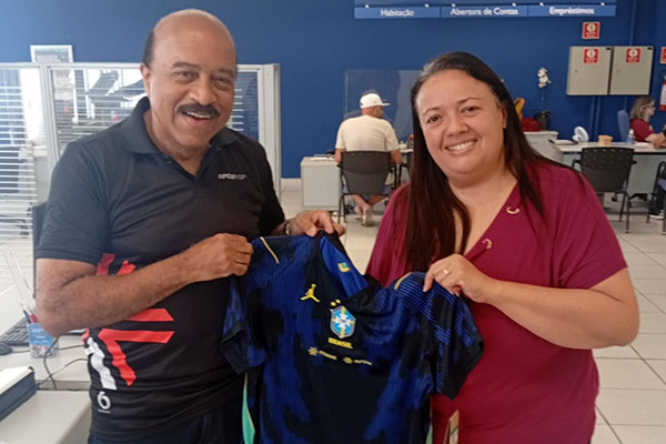 Fenae entrega camisas oficiais personalizadas da seleção para os ganhadores da primeira rodada do Bolão
