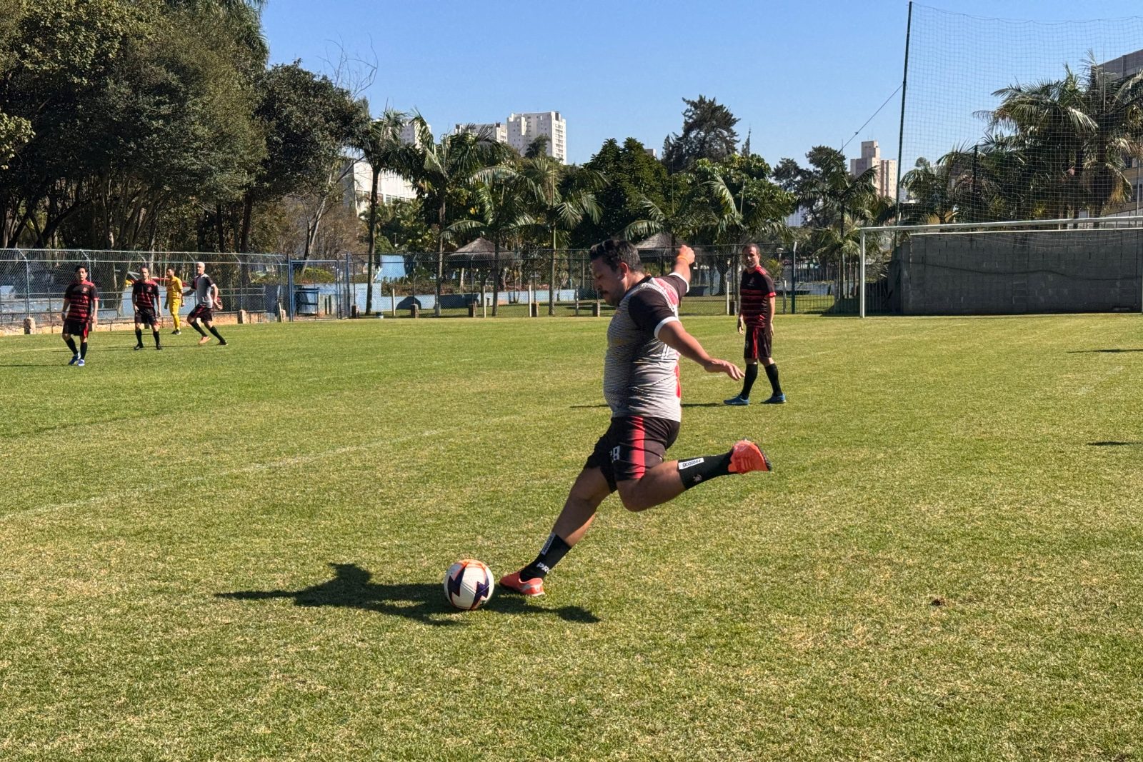 Futebol na Apcef/SP tem treinos e amistosos gratuitos no clube para associados