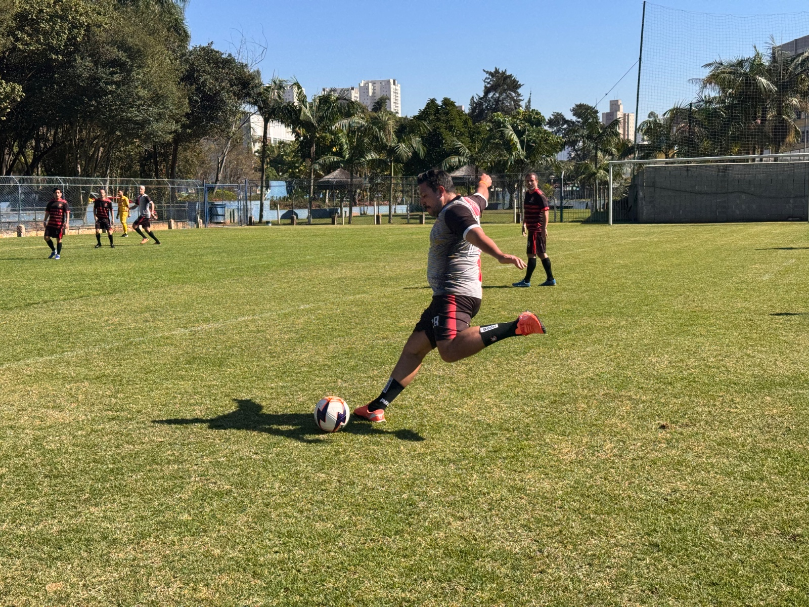Futebol na Apcef/SP tem treinos e amistosos gratuitos no clube para associados