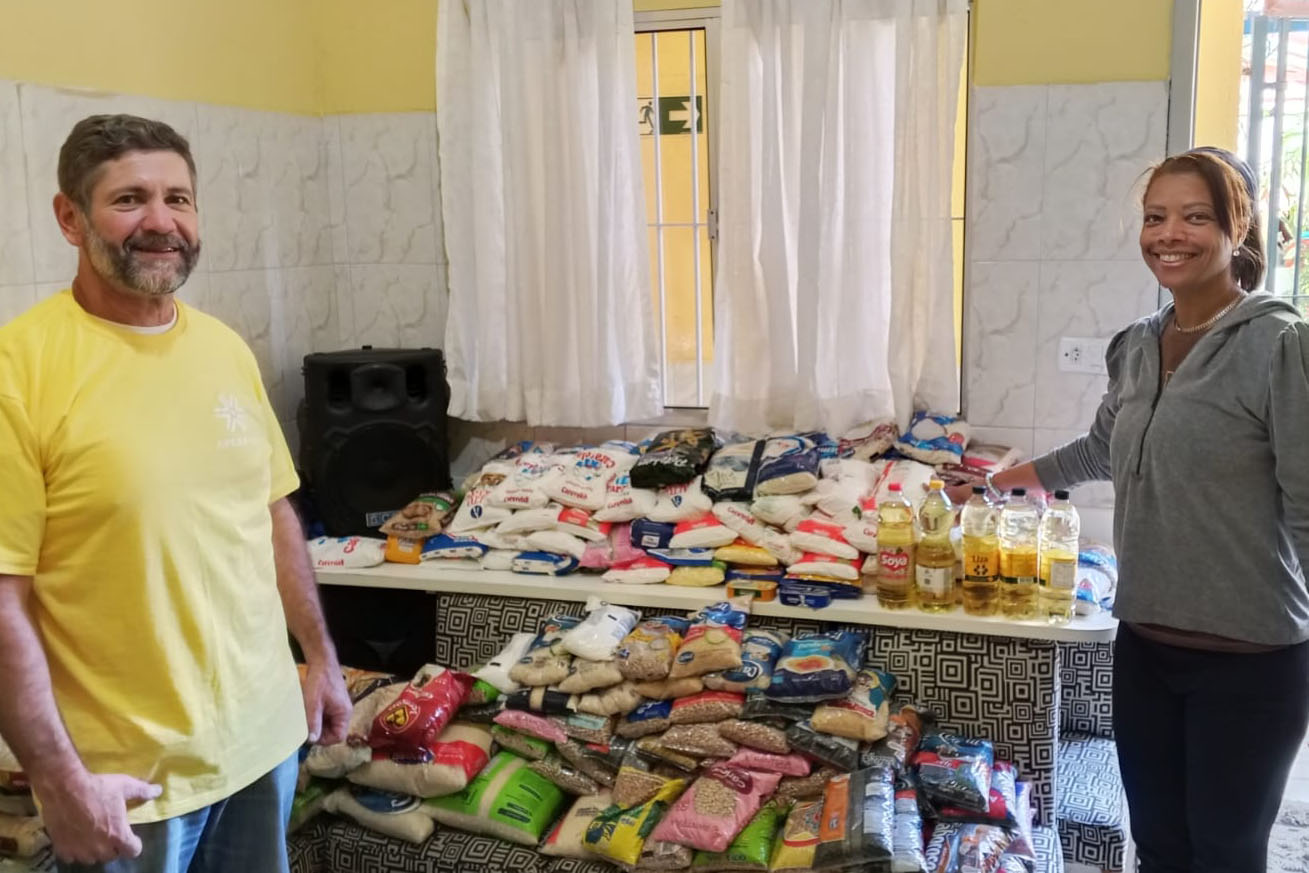 Apcef/SP entrega cerca de 110 quilos de alimentos arrecadados na Festa Junina à CEI Meu Abacateiro