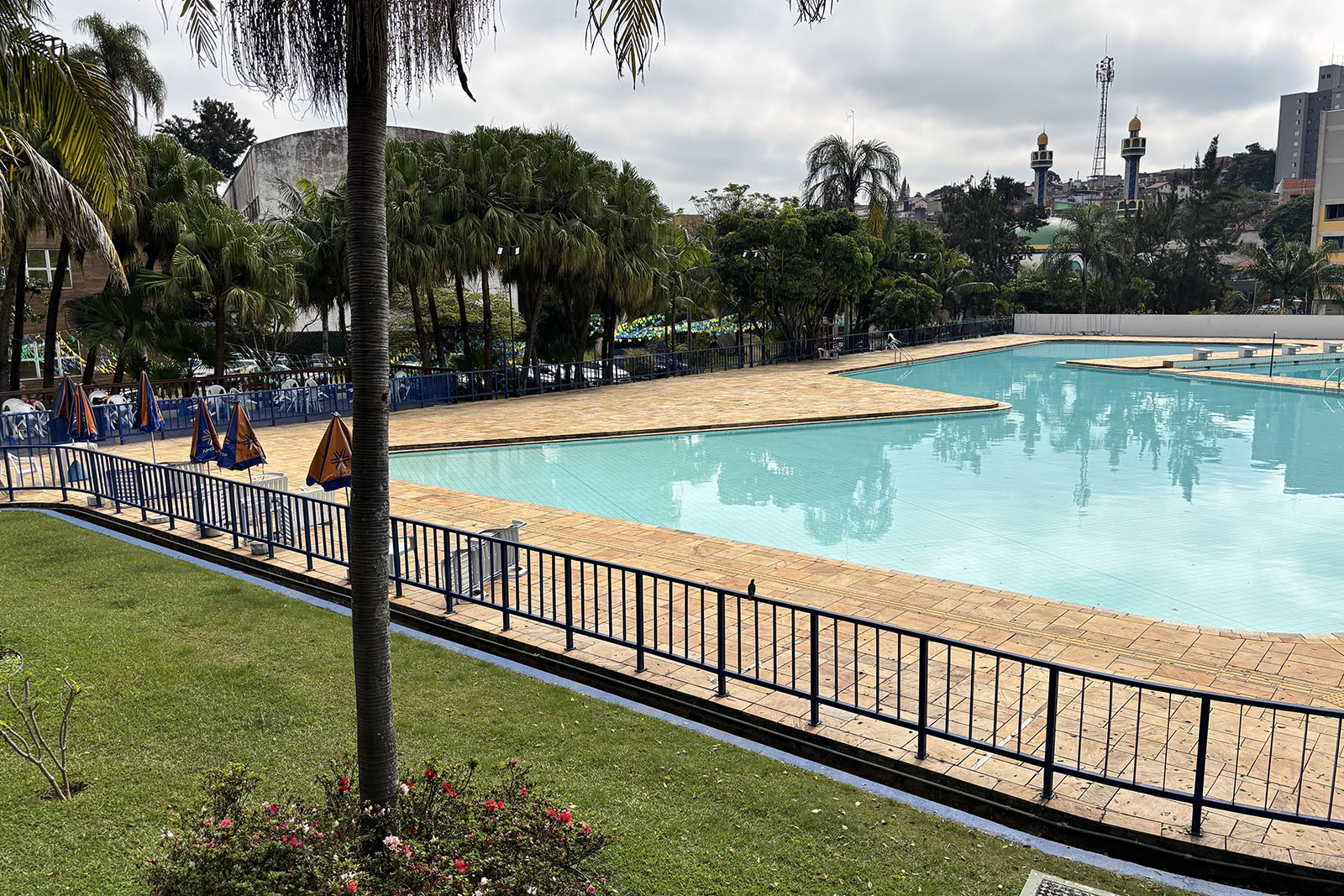 Piscinas e restaurante do clube serão reabertos neste sábado (26)