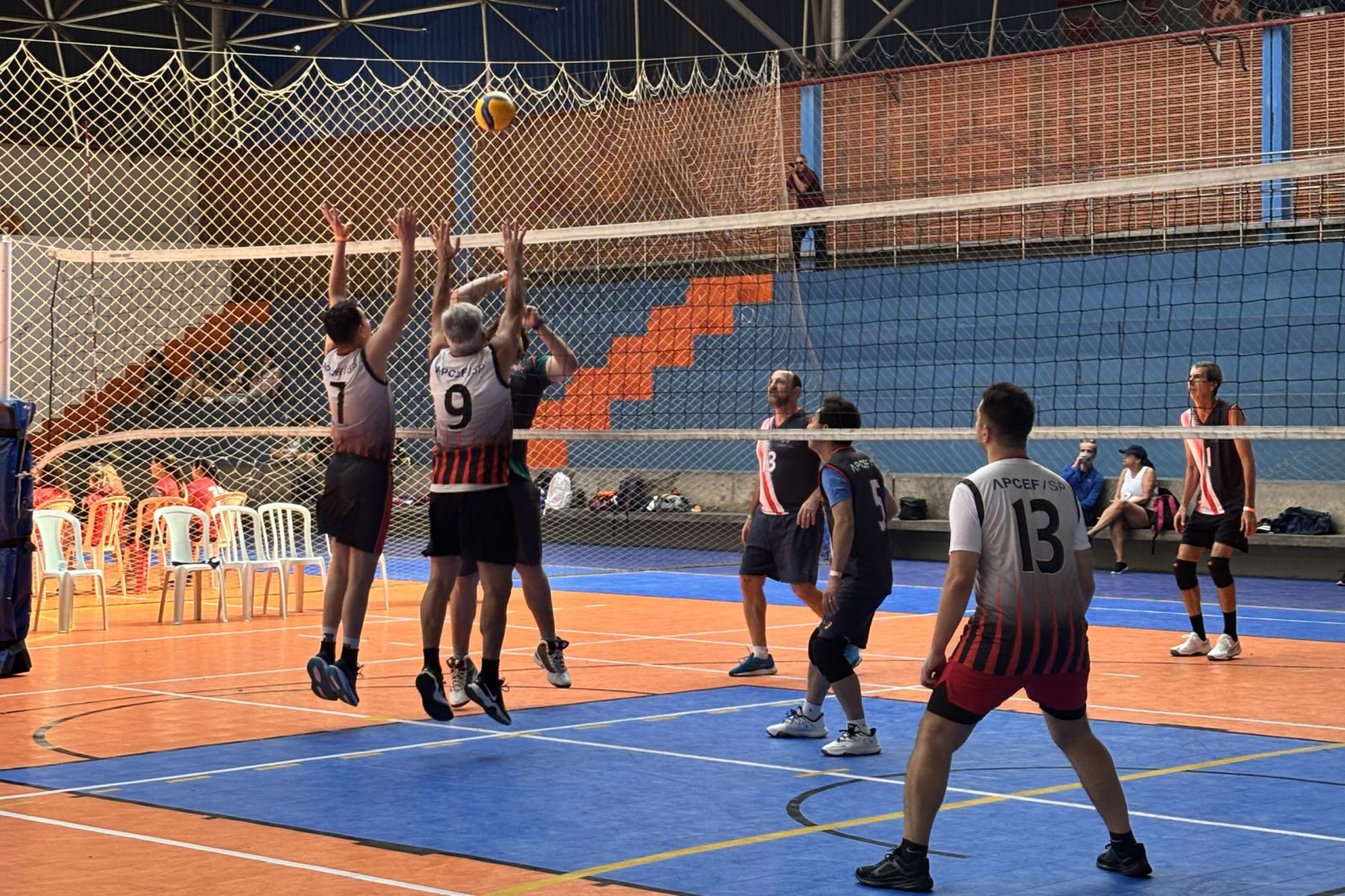Tem hidroginástica, recreação e muito esporte no clube neste fim de semana. Aproveite!